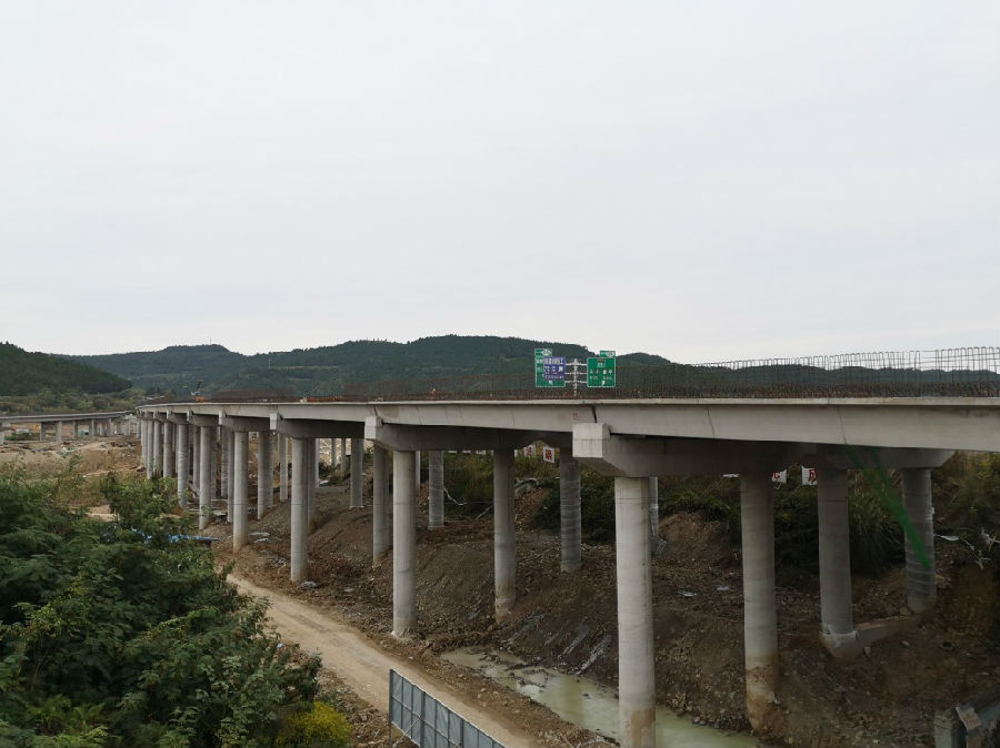 綿陽繞城高速永明互通立交主線工程提前完成主體工程施工任務(wù).jpg 40fa3845d5b035f3cb6b9a20099bc541.jpg