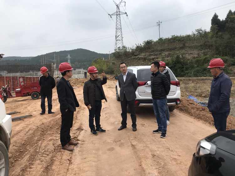 集團(tuán)公司領(lǐng)導(dǎo)赴G108項(xiàng)目現(xiàn)場(chǎng)調(diào)研2.jpg c97931efd4cd396387f24fc1f05c1349.jpg