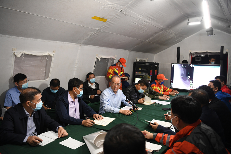 黃強(qiáng)在甘孜州瀘定縣指導(dǎo)抗震救災(zāi)工作并主持召開(kāi)省市（州）縣前線(xiàn)聯(lián)合指揮部會(huì)議時(shí)強(qiáng)調(diào) 堅(jiān)決貫徹落實(shí)習(xí)近平總書(shū)記重要指示精神 全力救援受災(zāi)群眾最大限度減少人員傷亡「相關(guān)圖片」